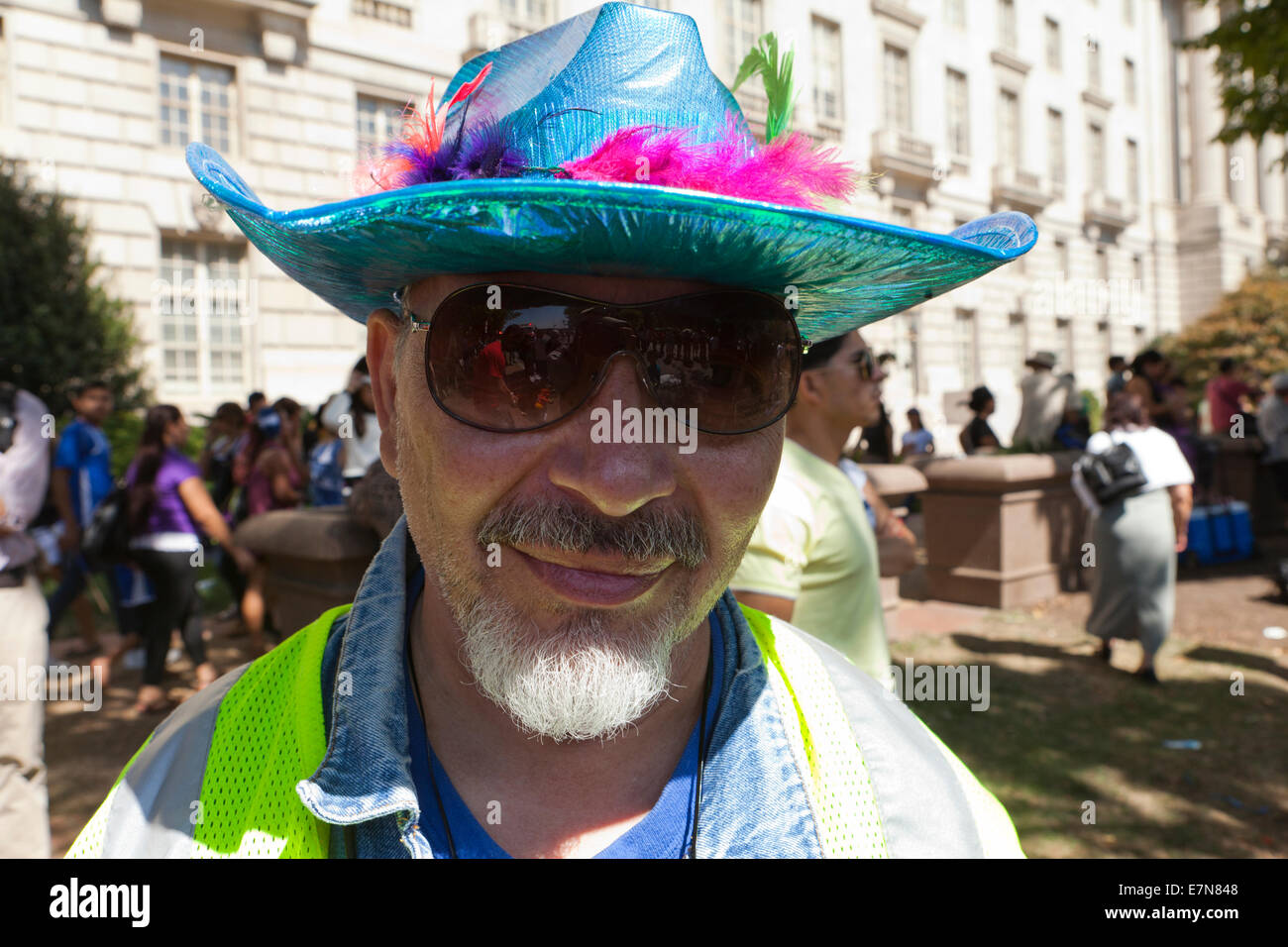 Hombre vestido con sombrero de colores brillantes - EE.UU. Foto de stock