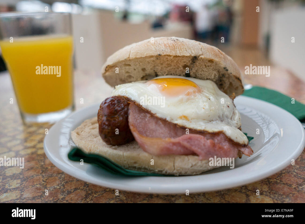 Masa Sough rollo, bacon y huevos desayuno Foto de stock