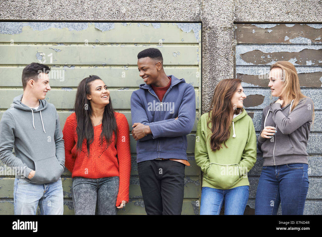 Pandillas de adolescentes colgando en entorno urbano. Foto de stock