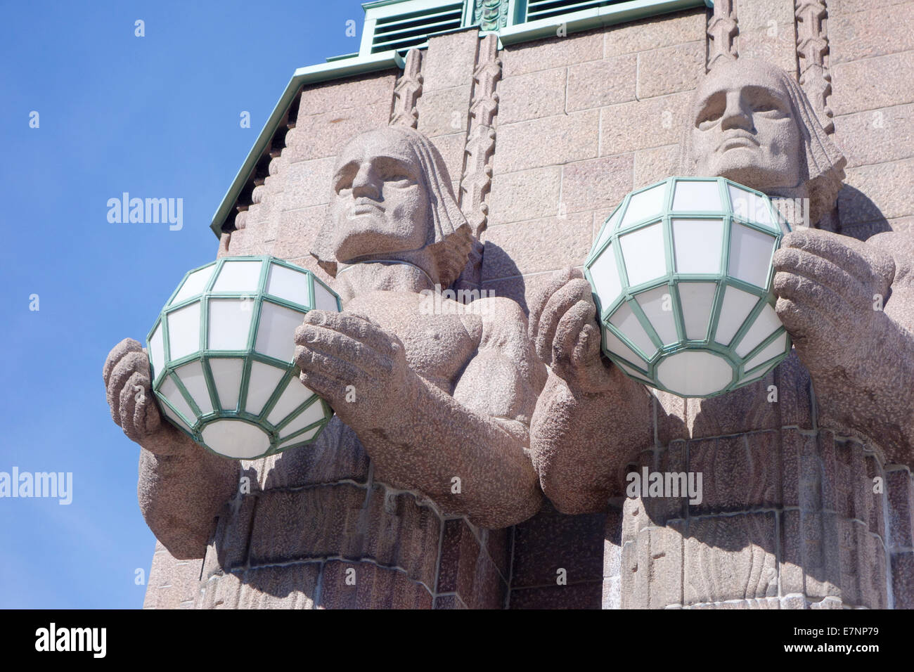 Finlandia, Helsinki: dos estatuas de Art Decó lámparas esféricas la celebración de bienvenida a los visitantes a la Estación Central de Helsinki. Foto de stock