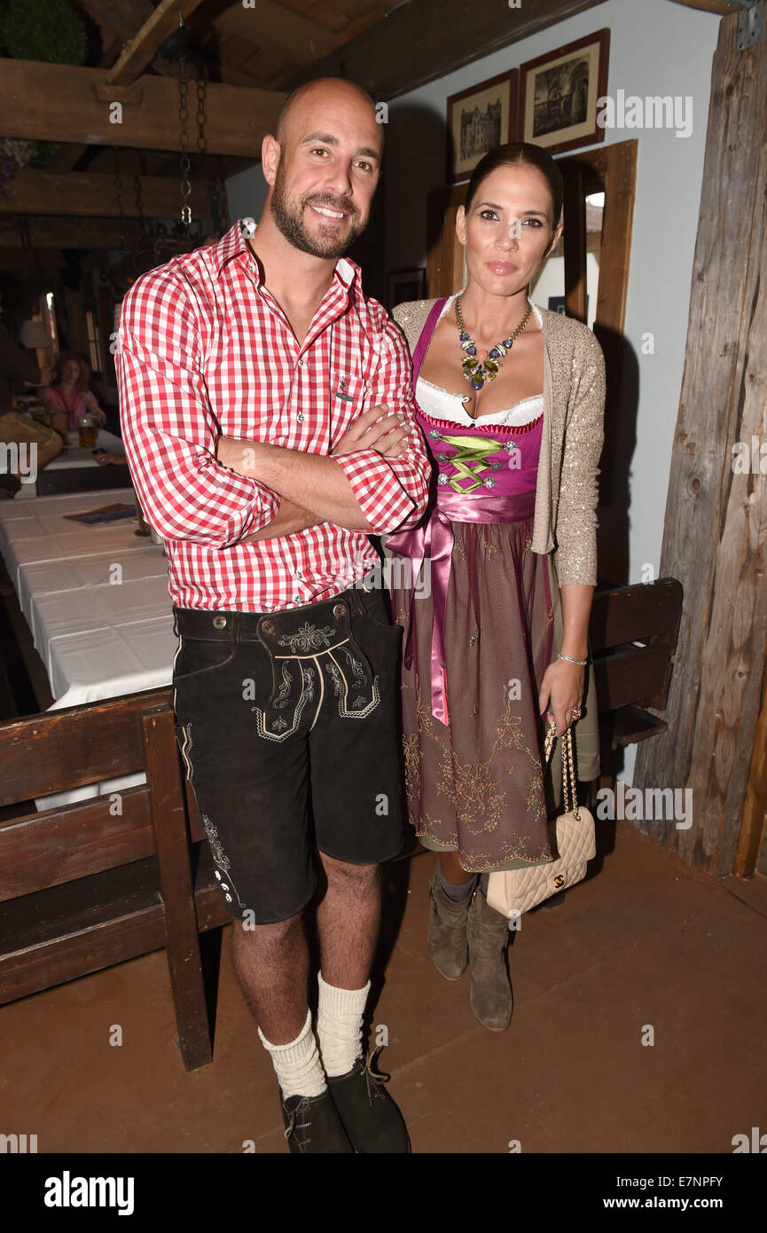 El segundo portero del FC Bayern Múnich, el español Pepe Reina, posa con su esposa Yolanda en 181ª Oktoberfest en Munich (Baviera), Alemania, el 21 de septiembre de 2014. El