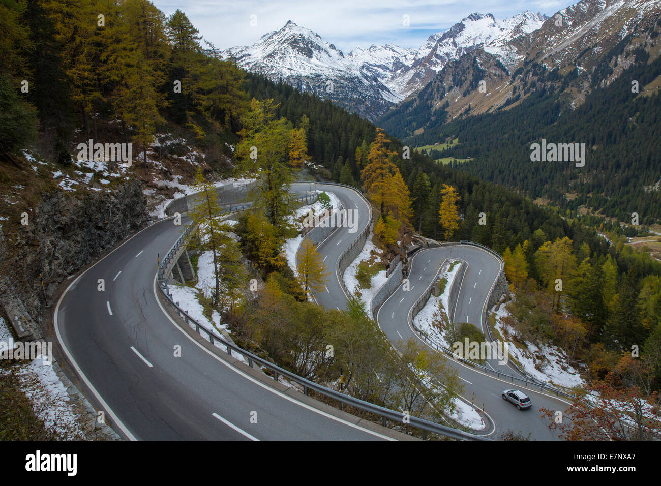 Bergell, Maloya, paso de montaña, GR, otoño, cantón de Graubünden, Grisones, montaña, montañas, tráfico, Suiza, Europa, Foto de stock