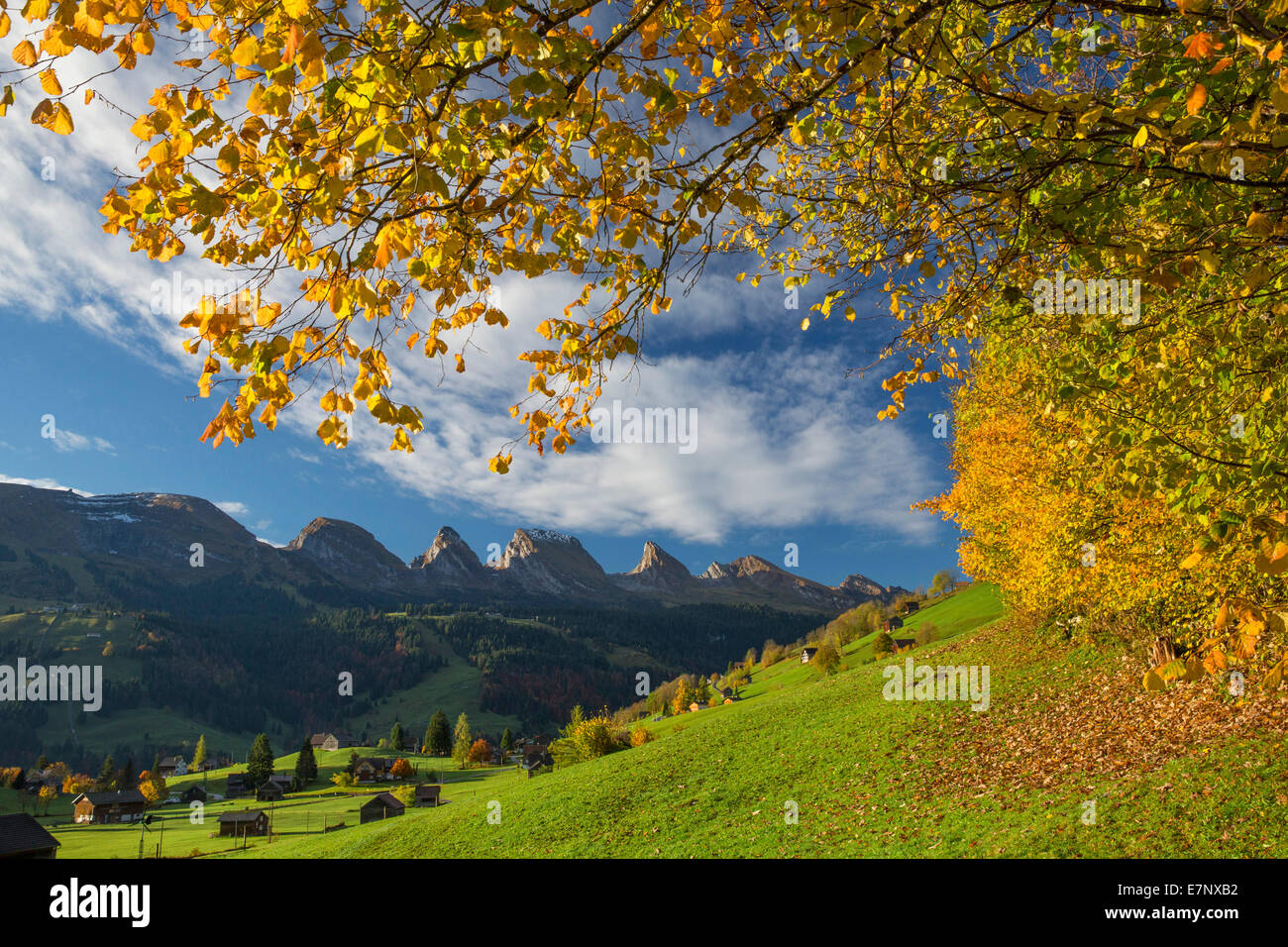 Toggenburg, Unterwasser, SG Churfirsten, montaña, montañas, otoño, la reflexión, la SG, en el cantón de San Gallen, Suiza, Europa Foto de stock