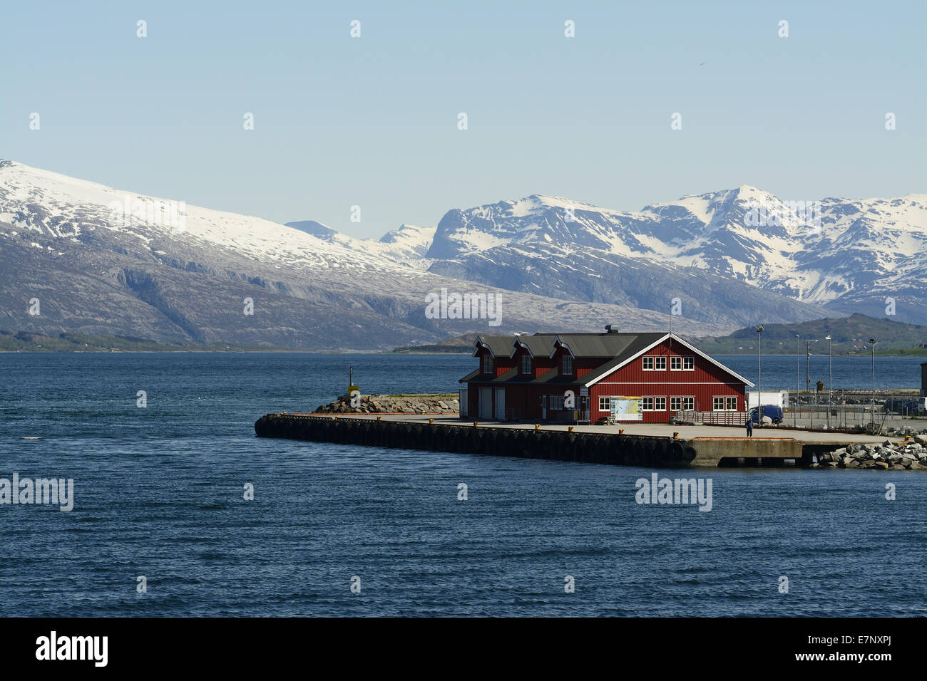 Casa Roja, mar, montañas, glaciares, nieve, Skogsten Nesna, Nesna Kommune, Nordland Fylke, Noruega, Europa Foto de stock