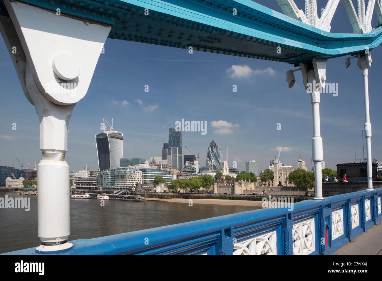 Ciudad, Londres, Inglaterra, Reino Unido, arquitectura, azul, puente, torre, famoso skyline, el acero, el Támesis, río, turismo, torre, viajes Foto de stock