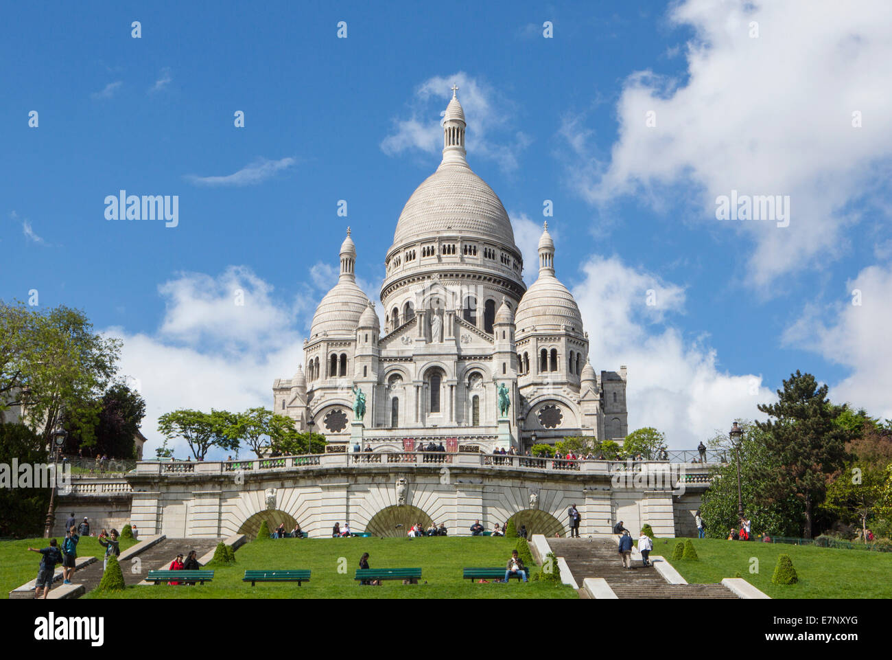 Basílica, iglesia, Ciudad, Francia, Paris Montmartre, Sacre Coeur, arquitectura, iglesia, jardines, verde colina, gente, turismo, tra Foto de stock