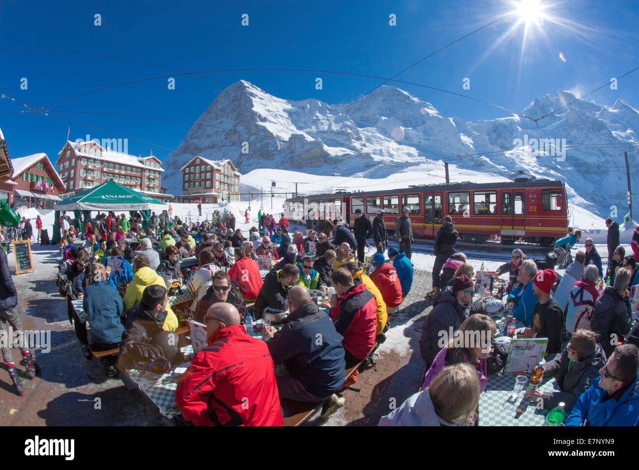 Ferrocarril Jungfrau, estación de ferrocarril, Kleine Scheidegg, el Eiger, Mönch y Jungfrau, el monje, montaña, montaña, esquí, esquí, carving, w Foto de stock