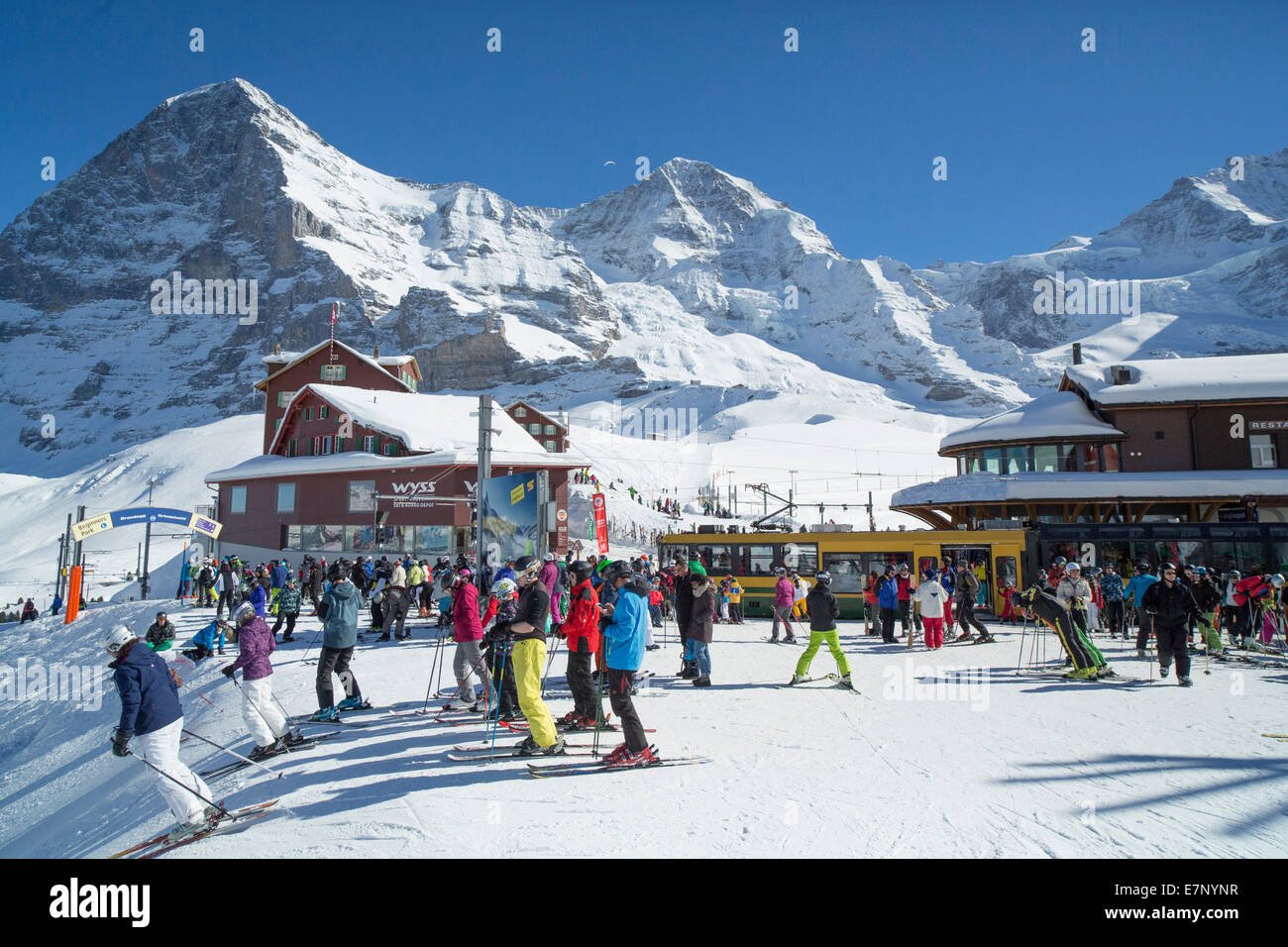 Ferrocarril Jungfrau, estación de ferrocarril, Kleine Scheidegg, montaña, las montañas, los inviernos, cantón de Berna, turismo, vacaciones, montaña roa Foto de stock