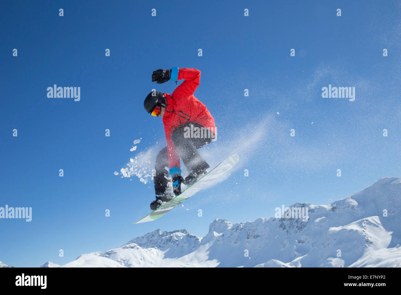 Esquí, snow boarder, Bivio, Julier Pass, montaña, las montañas, los inviernos, los deportes de invierno, cantón, GR, cantón de Los Grisones, Grisones, saltar, snowb Foto de stock