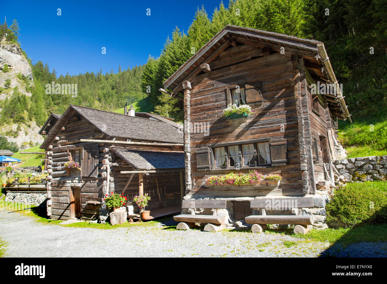 Calfeisental, San Martín, aldea de casas de madera, SG, en el cantón de San Gallen, noria, Suiza, Europa Foto de stock