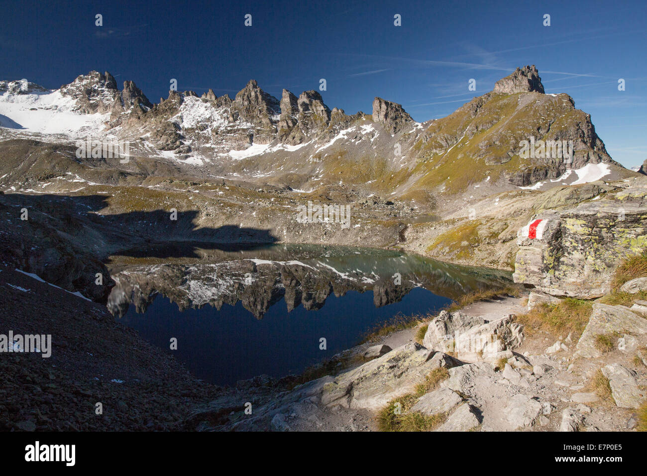 Pizol Wildsee, gris, cuernos, montaña, montañas, lago de montaña, la reflexión, la SG, en el cantón de San Gallen, 5 lagos excursión, Suiza, la Unión Europea Foto de stock