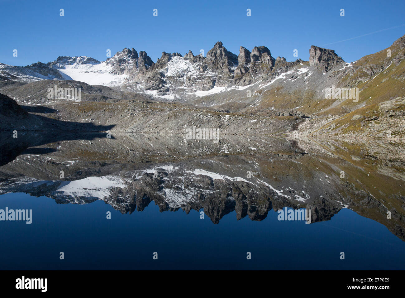 Pizol Wildsee, gris, cuernos, montaña, montañas, lago de montaña, la reflexión, la SG, en el cantón de San Gallen, 5 lagos excursión, Suiza, la Unión Europea Foto de stock