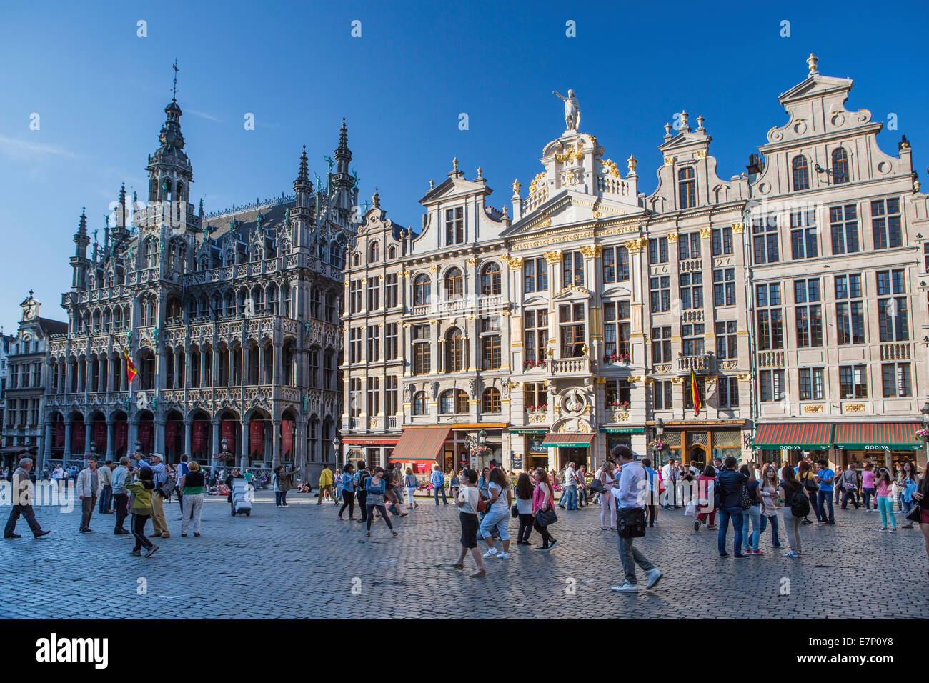 Bélgica, Europa, Bruselas, Grand Place, patrimonio de la humanidad, la cafetería, la arquitectura, la ciudad famosa, historia, skyline, cuadrado, turística, t Foto de stock