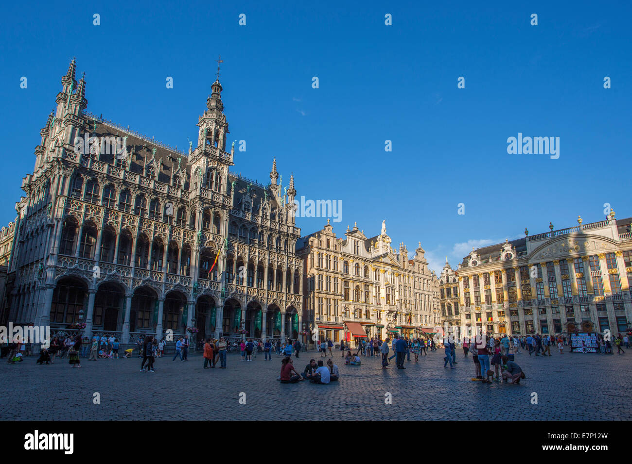 Bélgica, Europa, Bruselas, Grand Place, patrimonio de la humanidad, la cafetería, la arquitectura, la ciudad famosa, historia, skyline, cuadrado, turística, t Foto de stock