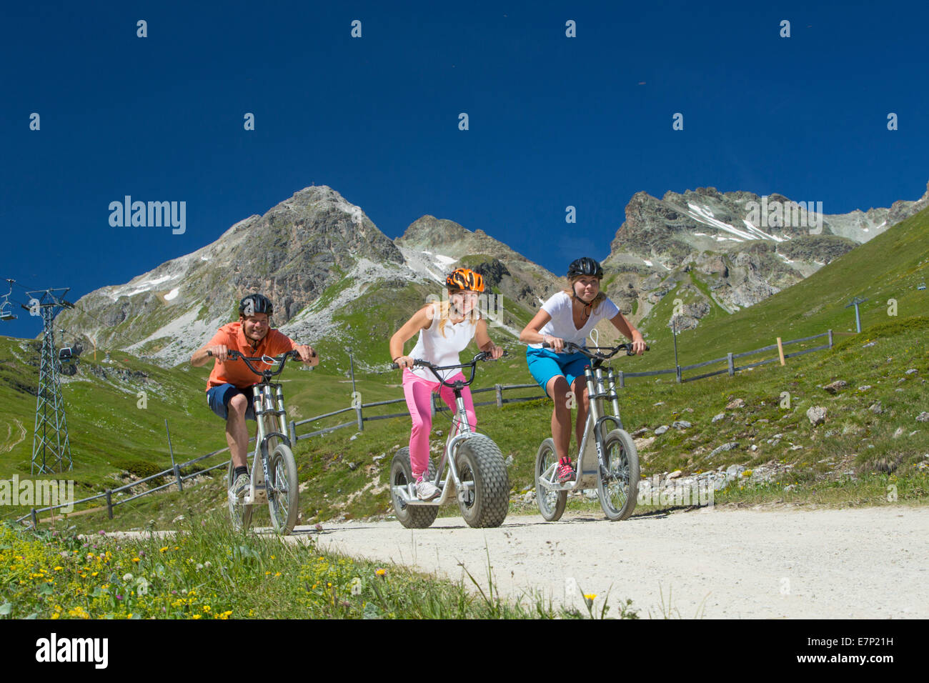 Engadin, Engadin, scooter, vaya, Marguns, GR, cantón de Grisones, Graubünden, Alta Engadina, verano, aldea, bicicleta, bicicletas, bi Foto de stock