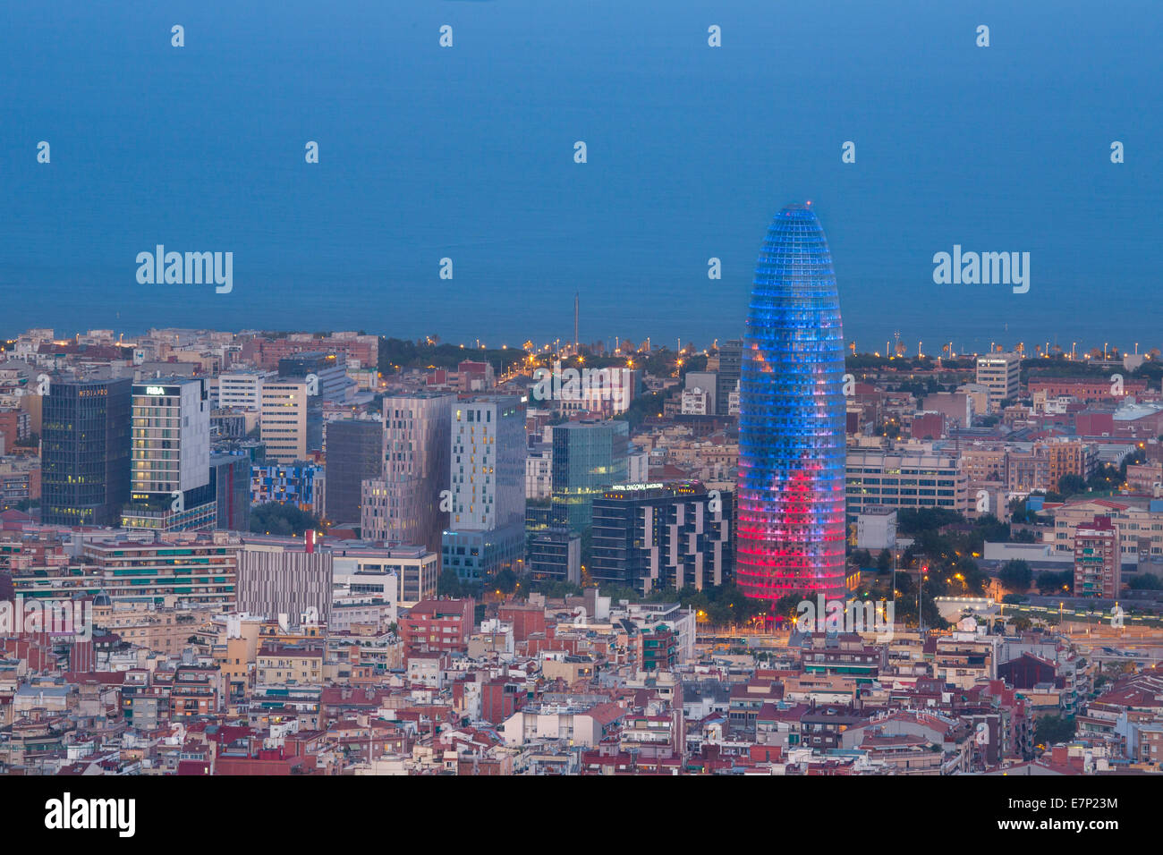 Barcelona, ciudad, Agbar, arquitectura, Barcelona, azul, Cataluña, ciudad, panorama, rojo, horizonte, España, Europa, tarde, touristi Foto de stock
