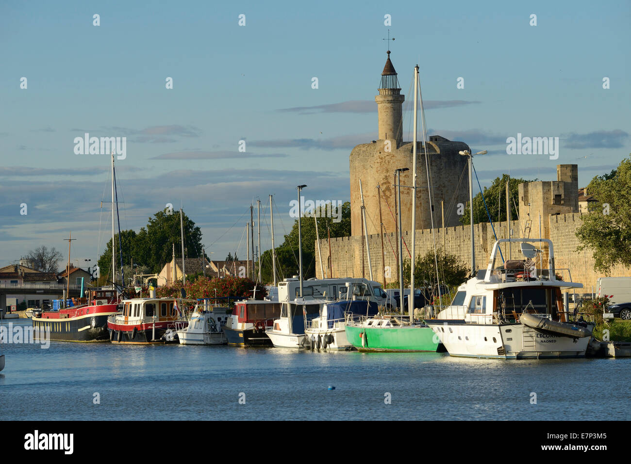 Europa, Francia, Languedoc - Rosellón, Camargue, Aigues-Mortes, vallada, ciudad medieval, dock, torre, barcos, de pared Foto de stock