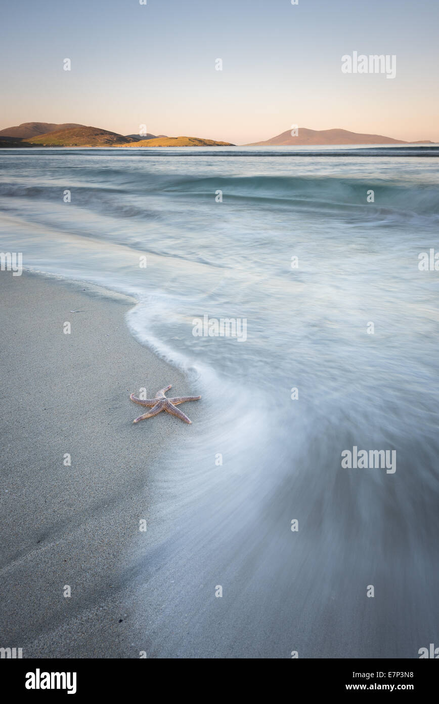 Starfish y fluyendo marea a Luskentire Losgaintir beach, en la isla de Harris, Hébridas Exteriores, Escocia Foto de stock