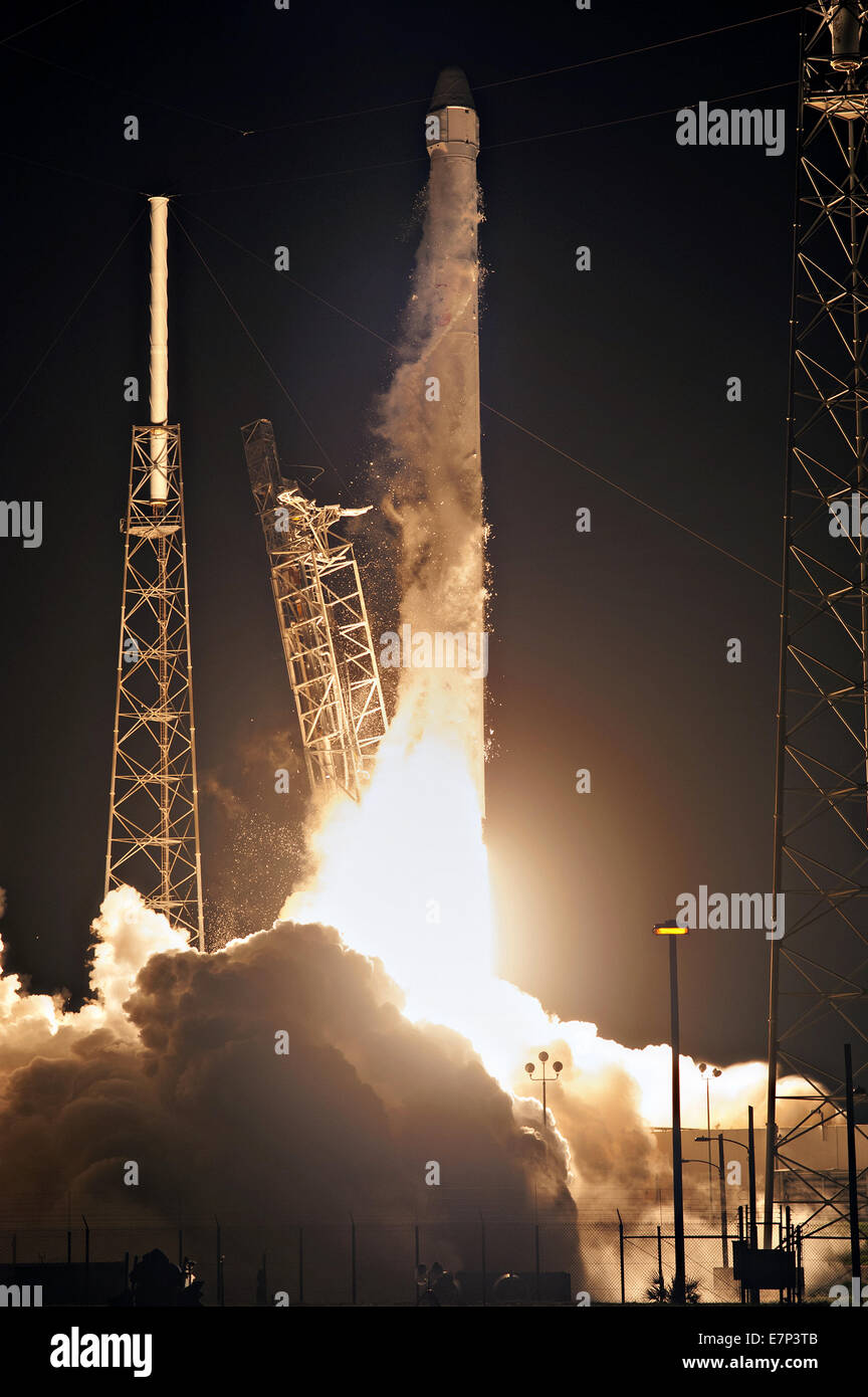 El cohete SpaceX Falcon 9 blastos en el cielo de la noche el levantamiento de la cápsula Dragon a la Estación Espacial Internacional desde el Centro Espacial Kennedy el 21 de septiembre de 2014 en Cabo Cañaveral, Florida. La misión SpaceX-3 está llevando 5.000 libras de investigaciones de ciencia NASA y carga a la Estación Espacial Internacional. La misión de la compañía es la cuarta entrega de carga vuelo a la ISS. Foto de stock