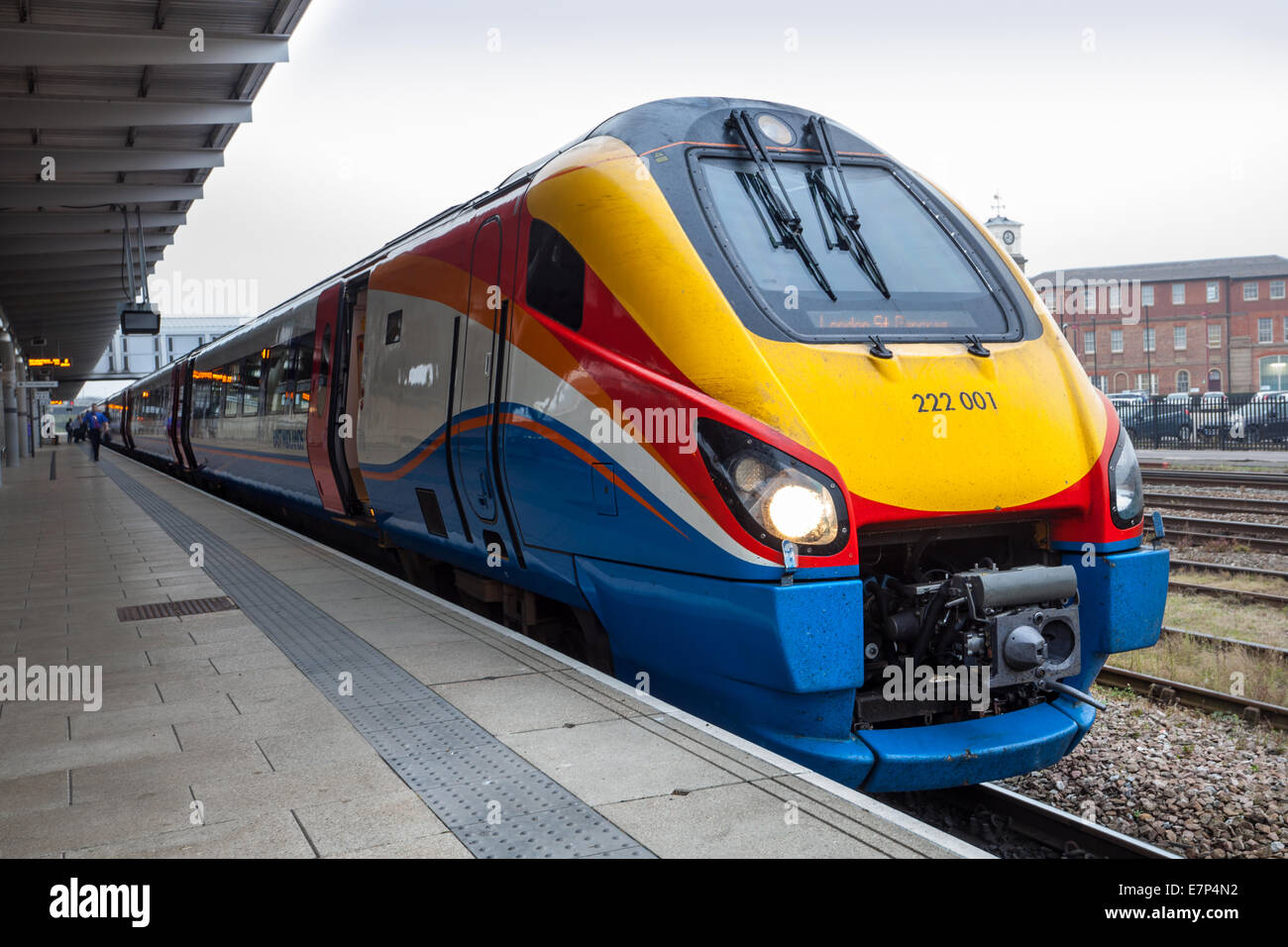 Clase 222 001 a London St Pancras en East Midlands, multinacional en tren  de cercanías, estación de tren de Derby Derbyshire, Reino Unido Fotografía  de stock - Alamy