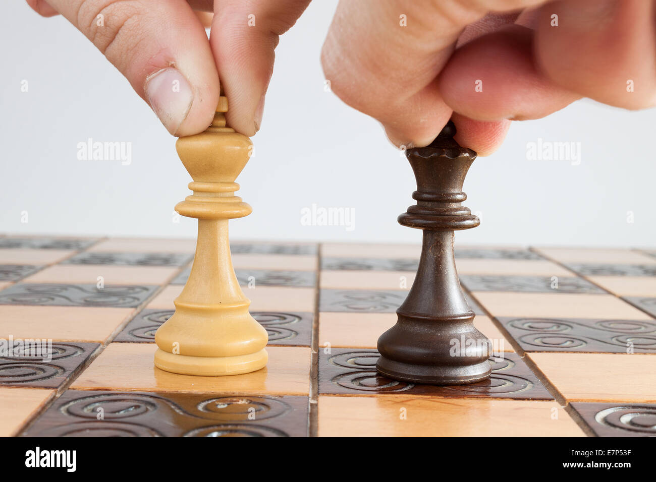 Ajedrez en un tablero de ajedrez Foto de stock