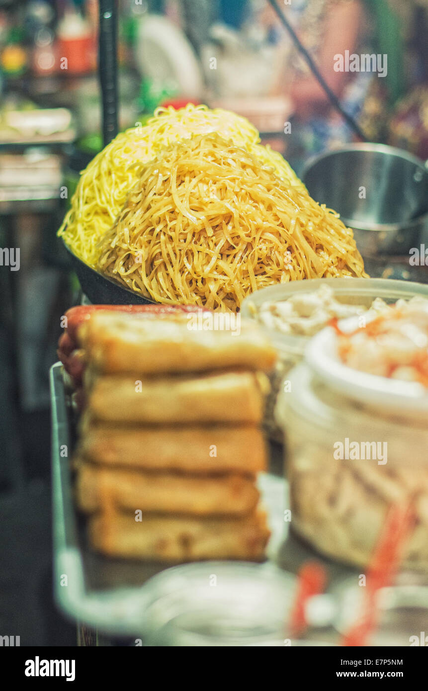 Fideos o padthai, puesto de comida rápida en Bangkok, Tailandia. Foto de stock