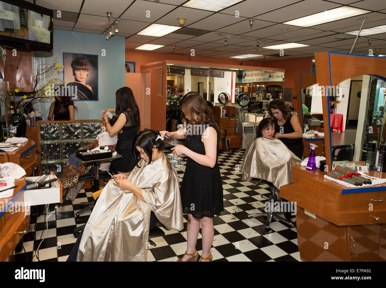 Vietnamese-American mujeres trabajando, peluquerías, peluquería, Asian  Garden Mall, la ciudad de Westminster, en el condado de Orange, California  Fotografía de stock - Alamy