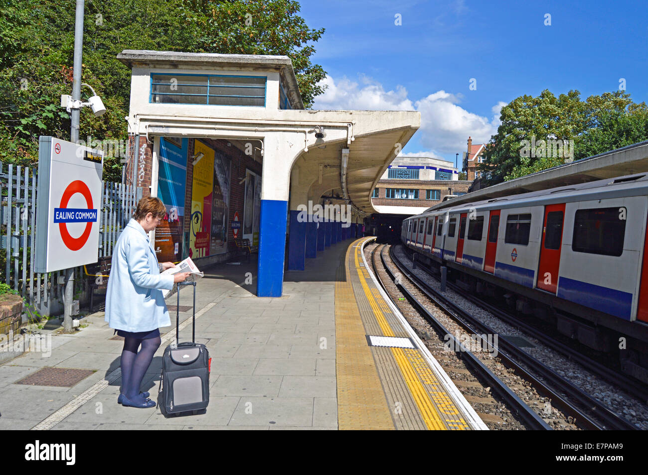 La estación de metro de Ealing Common, London Borough of Ealing, London, England, Reino Unido Foto de stock
