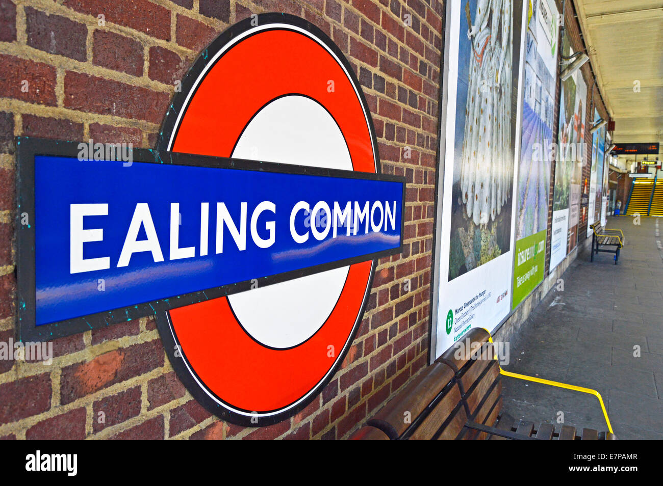 La estación de metro de Ealing Common roundel, London Borough of Ealing, London, England, Reino Unido Foto de stock