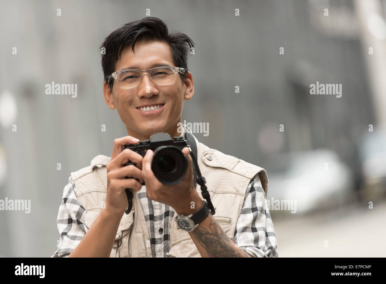 Retrato del hombre sujetando la cámara Foto de stock