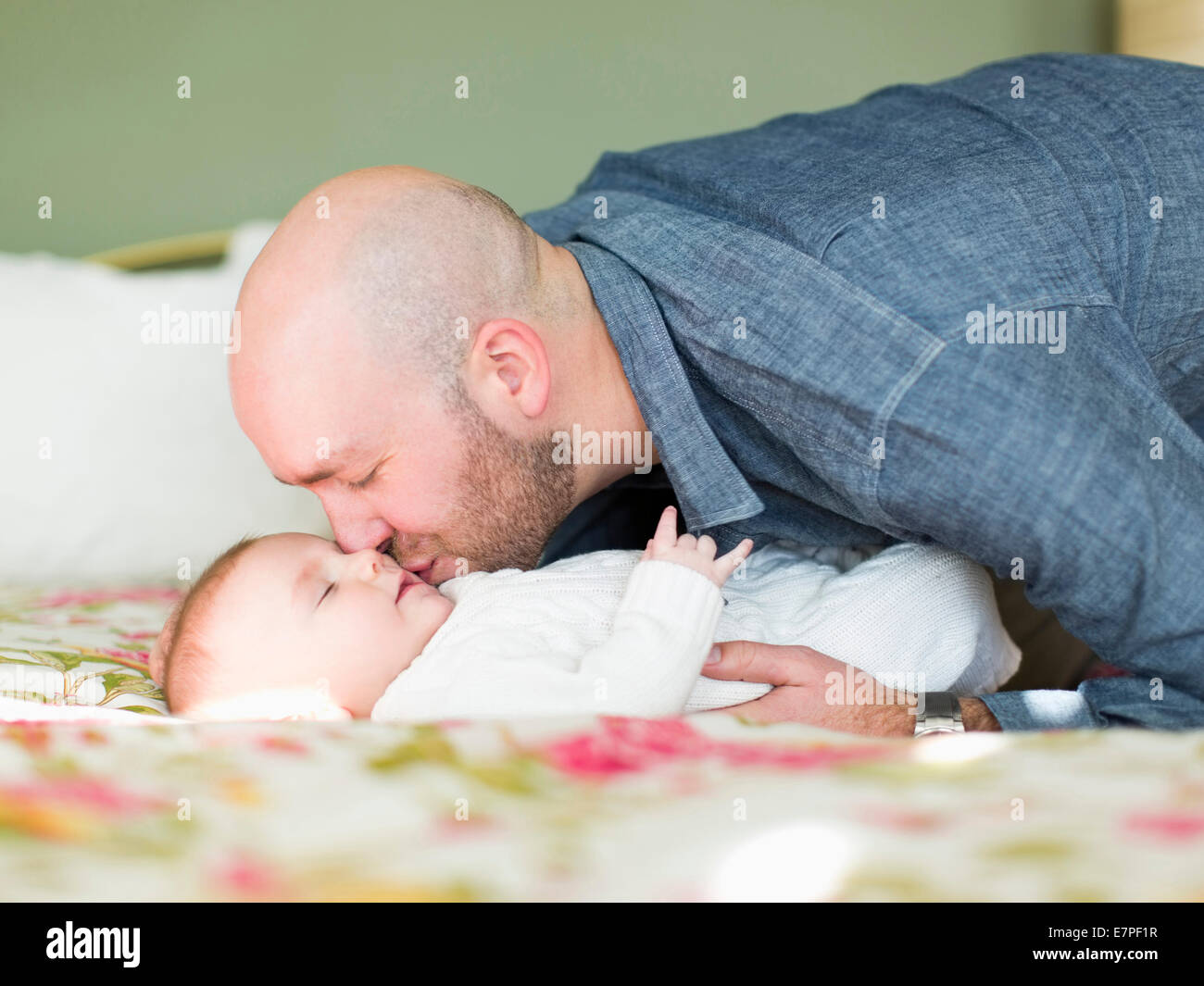 Foto De Estudio Del Padre Besando A Su Hijo 2 5 Meses Fotografia De Stock Alamy