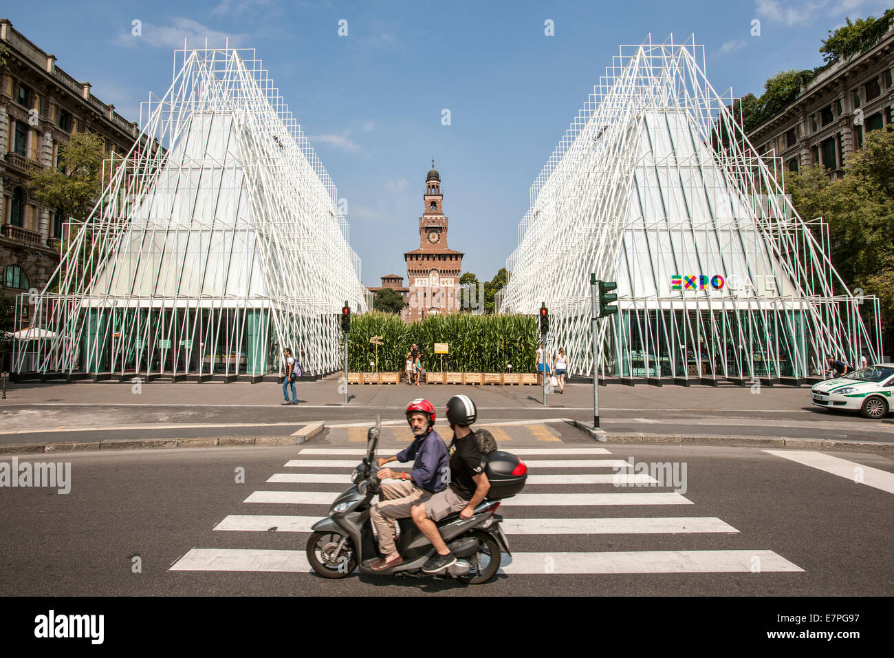 Milán, la Expo 2015, EXPOGATE, feria, Exposición Universal, el castillo Sforzesco, GATE, Infopoint, cruce de peatones, motociclistas Foto de stock