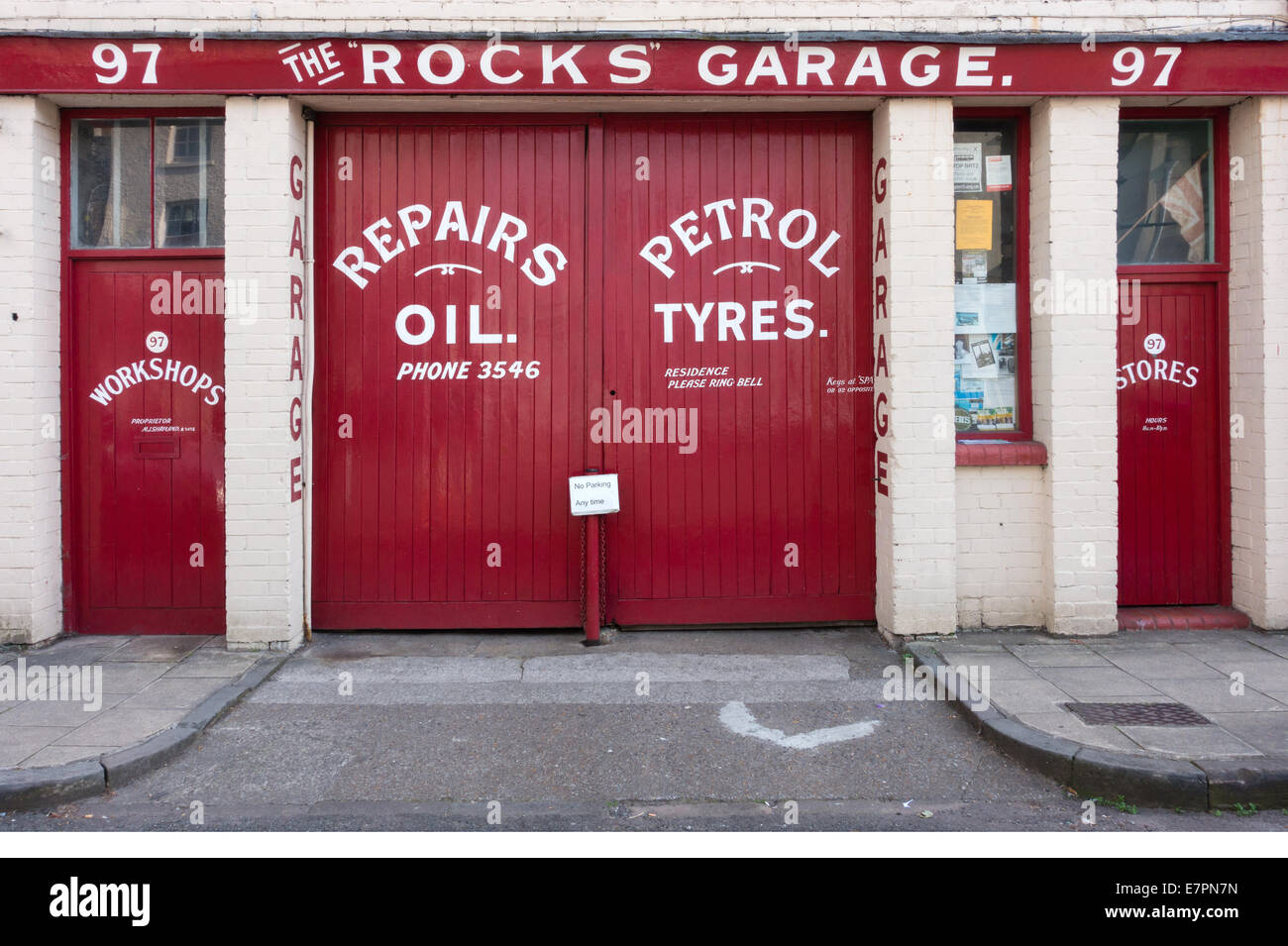 Ilustraciones de puertas de garaje en rocas Clifton Bristol Foto de stock