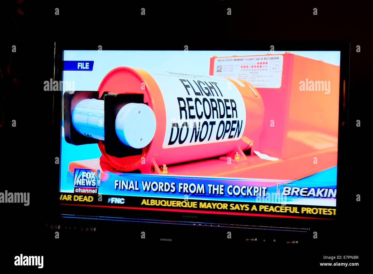 Reportaje de televisión acerca de accidente de avión Flight Recorder black box Foto de stock