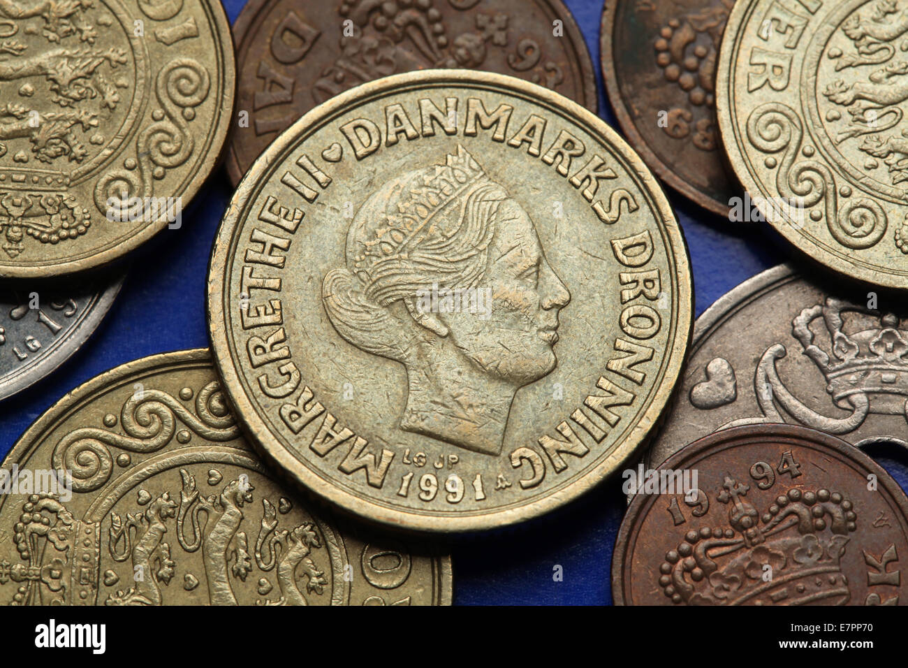 Monedas de Dinamarca. La reina Margarita II de Dinamarca, representado en la corona danesa monedas. Foto de stock