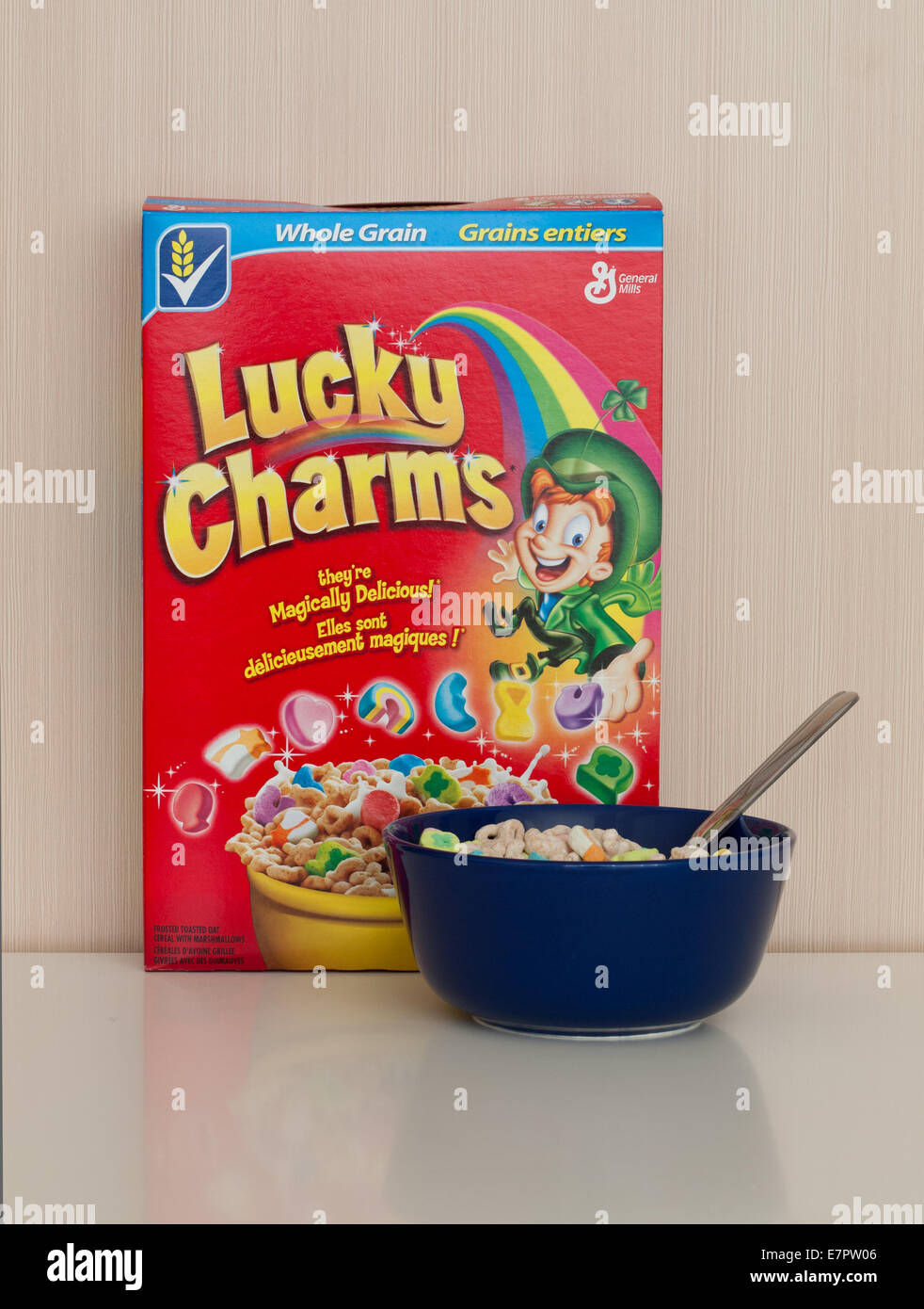 Un cuadro y el tazón de cereales Lucky Charms, producida por General Mills, Inc. Foto de stock