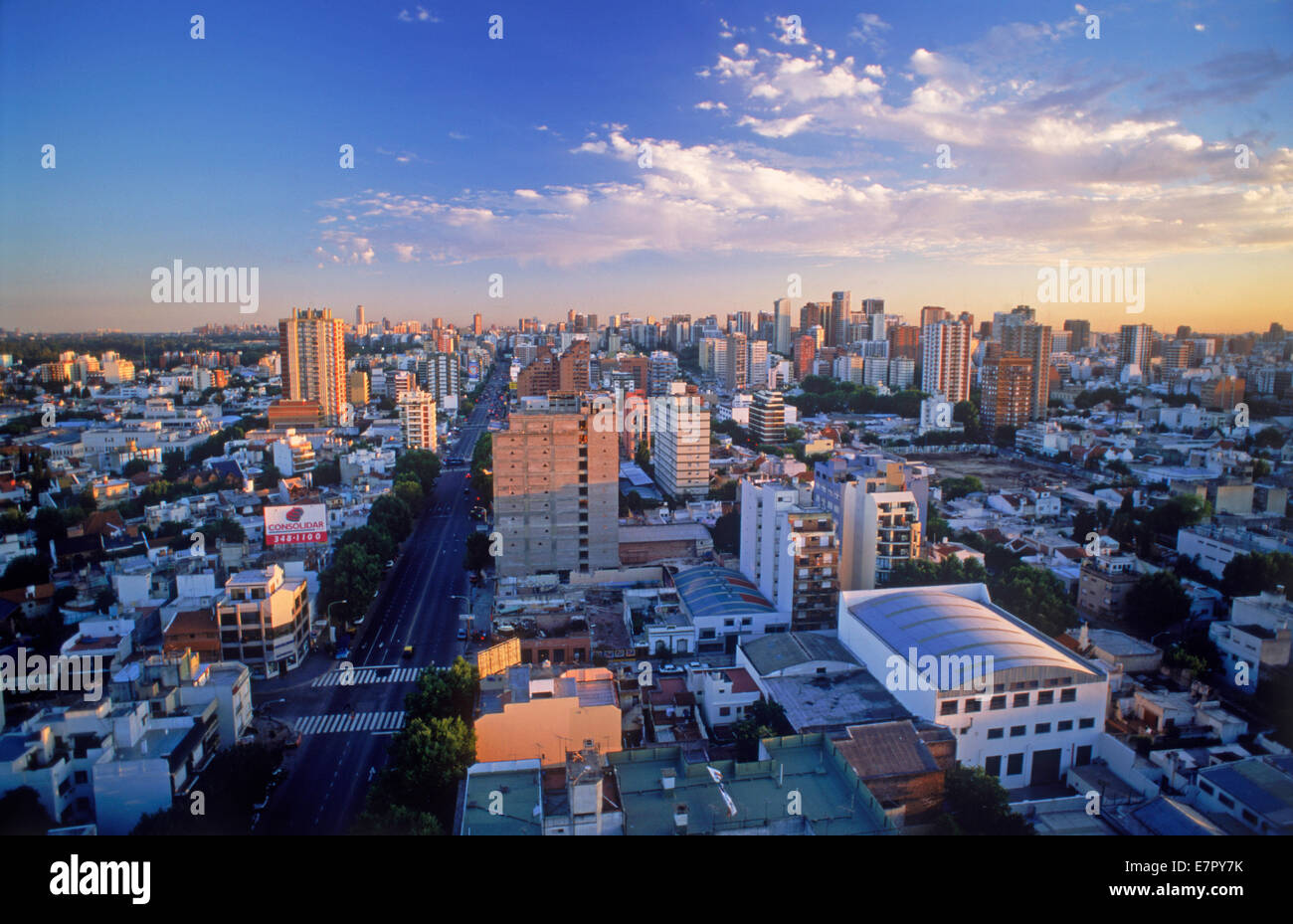 Descripción general de casas blancas en el río de La Plata y Belgrano, barrio con estadio en Buenos Aires. Foto de stock