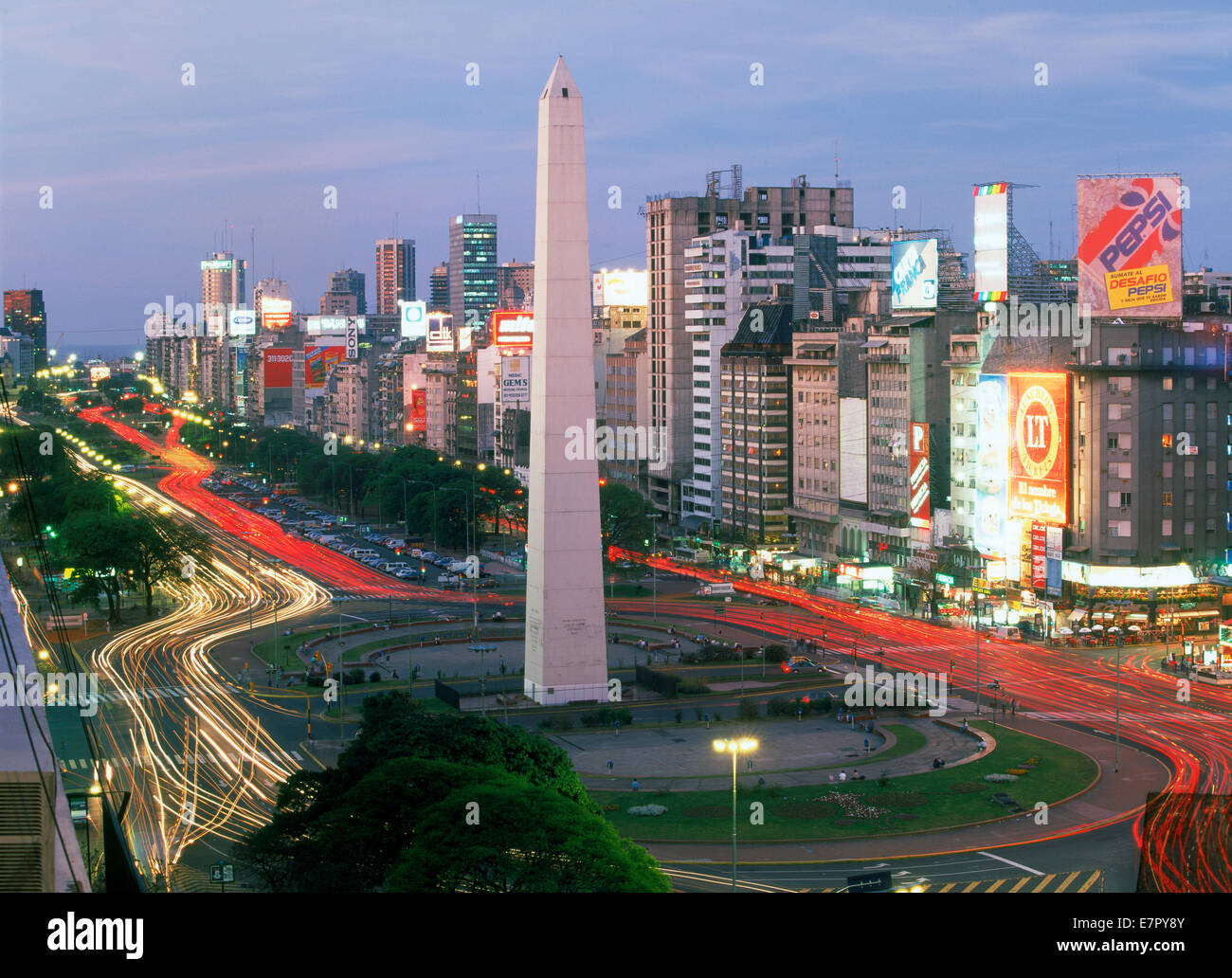 Avenida 9 de julio al atardecer en Buenos Aires, con el Obelisco y el tráfico Foto de stock