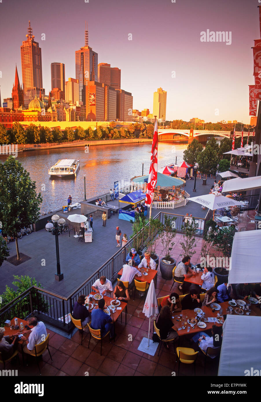 Cenar en Southgate complejo sobre el río Yarra en Melbourne Skyline cerca del atardecer Foto de stock