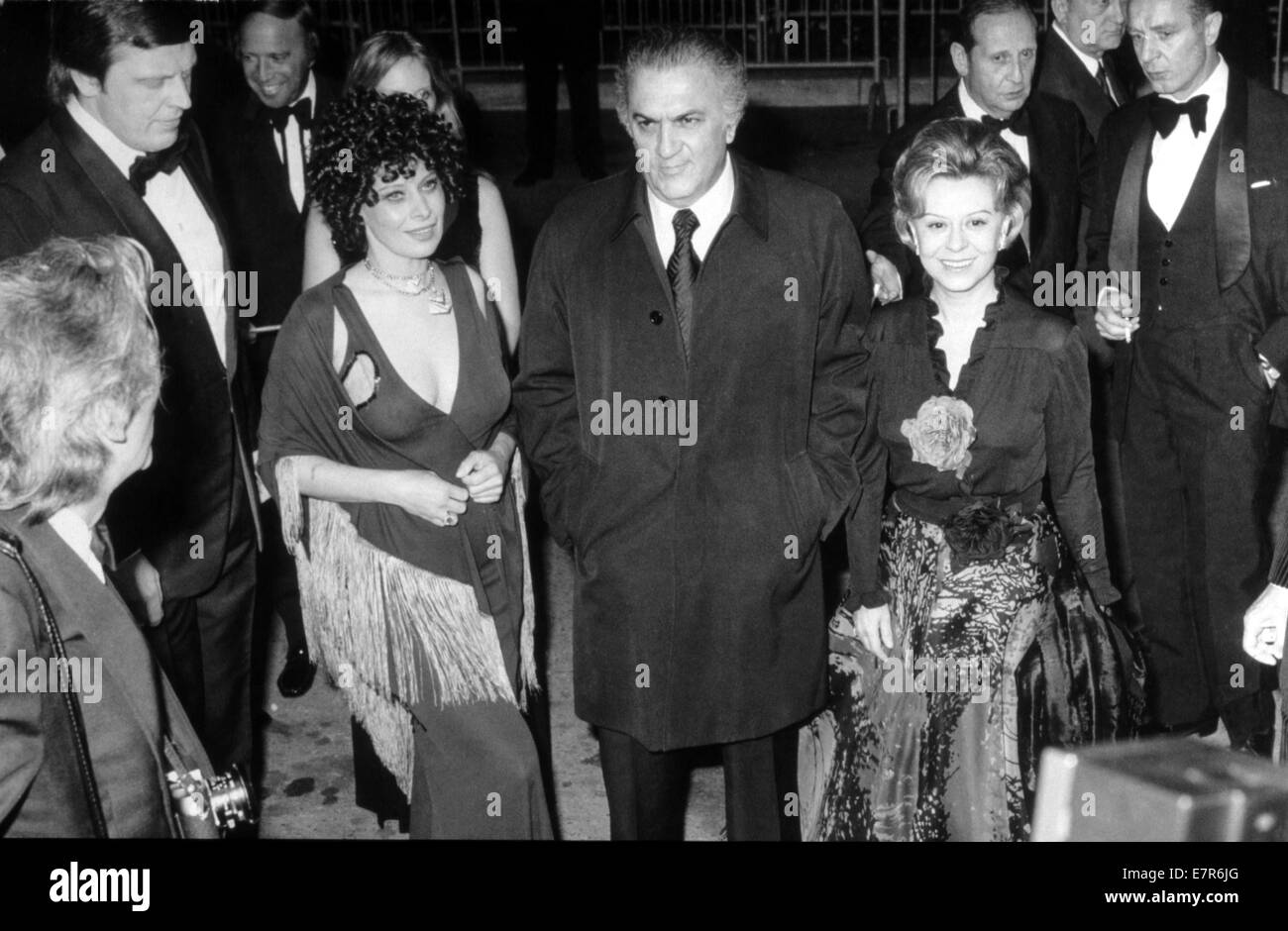 El director de cine Federico Fellini con su esposa Giulietta Masina y la actriz Magali Noel en el Festival de Cannes, 10 de mayo de 1974, por la película Amarcord Foto de stock