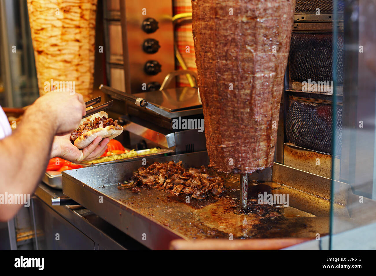 Doner Kebab turco y carne de pollo en el restaurante Foto de stock