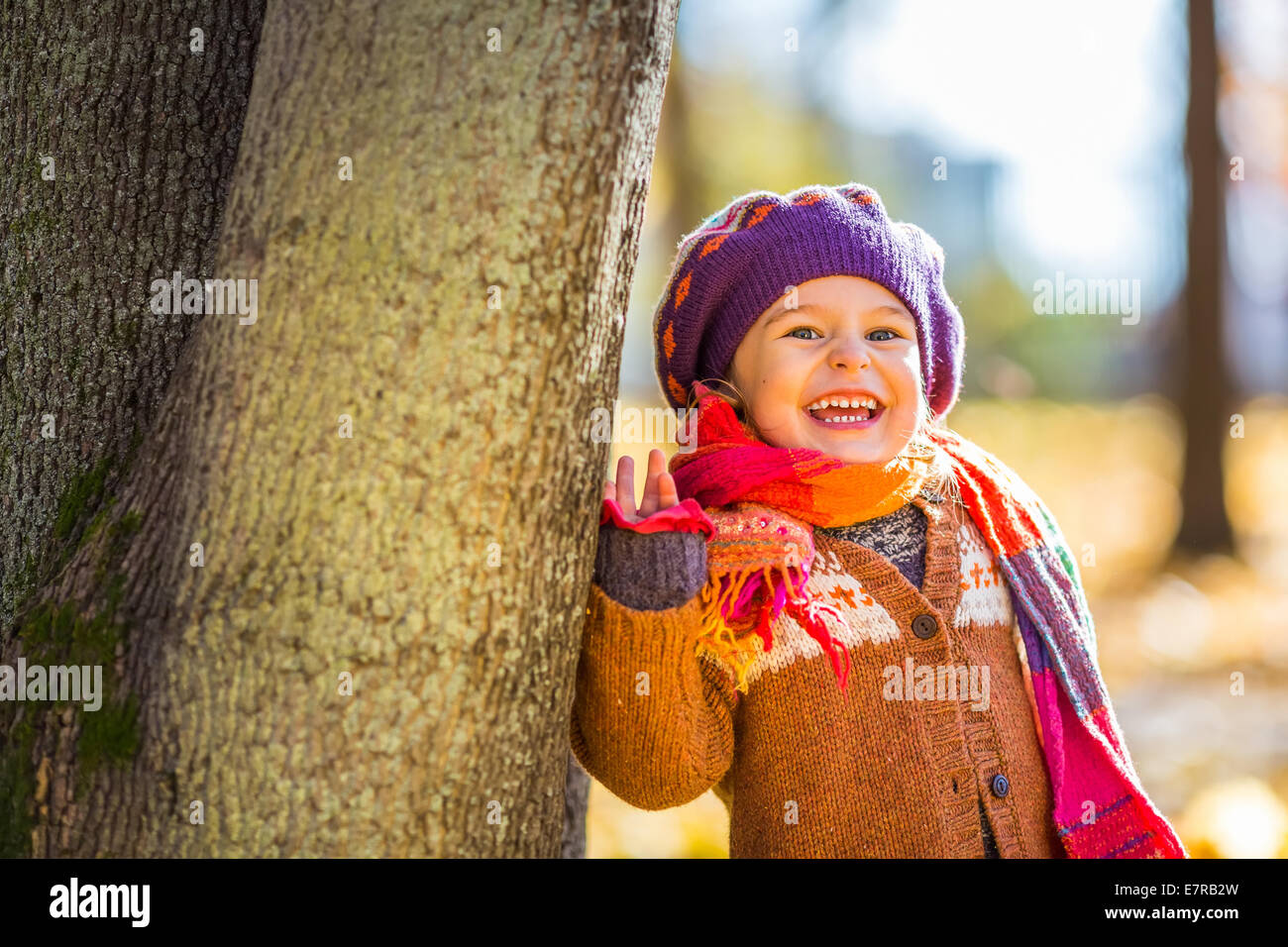 Niña feliz jugando en el parque de otoño Foto de stock