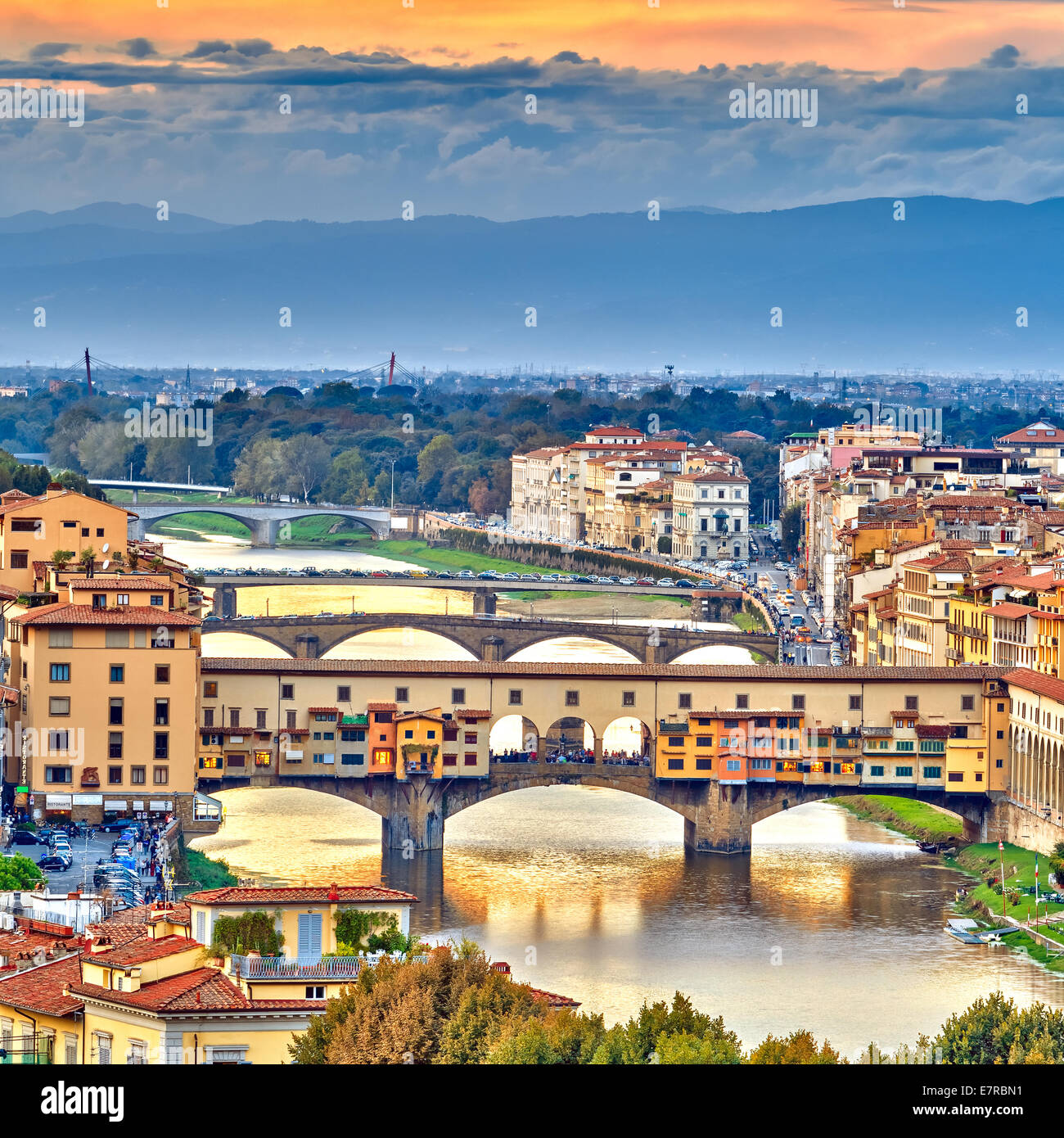 Puentes sobre el río Arno en Florencia Foto de stock