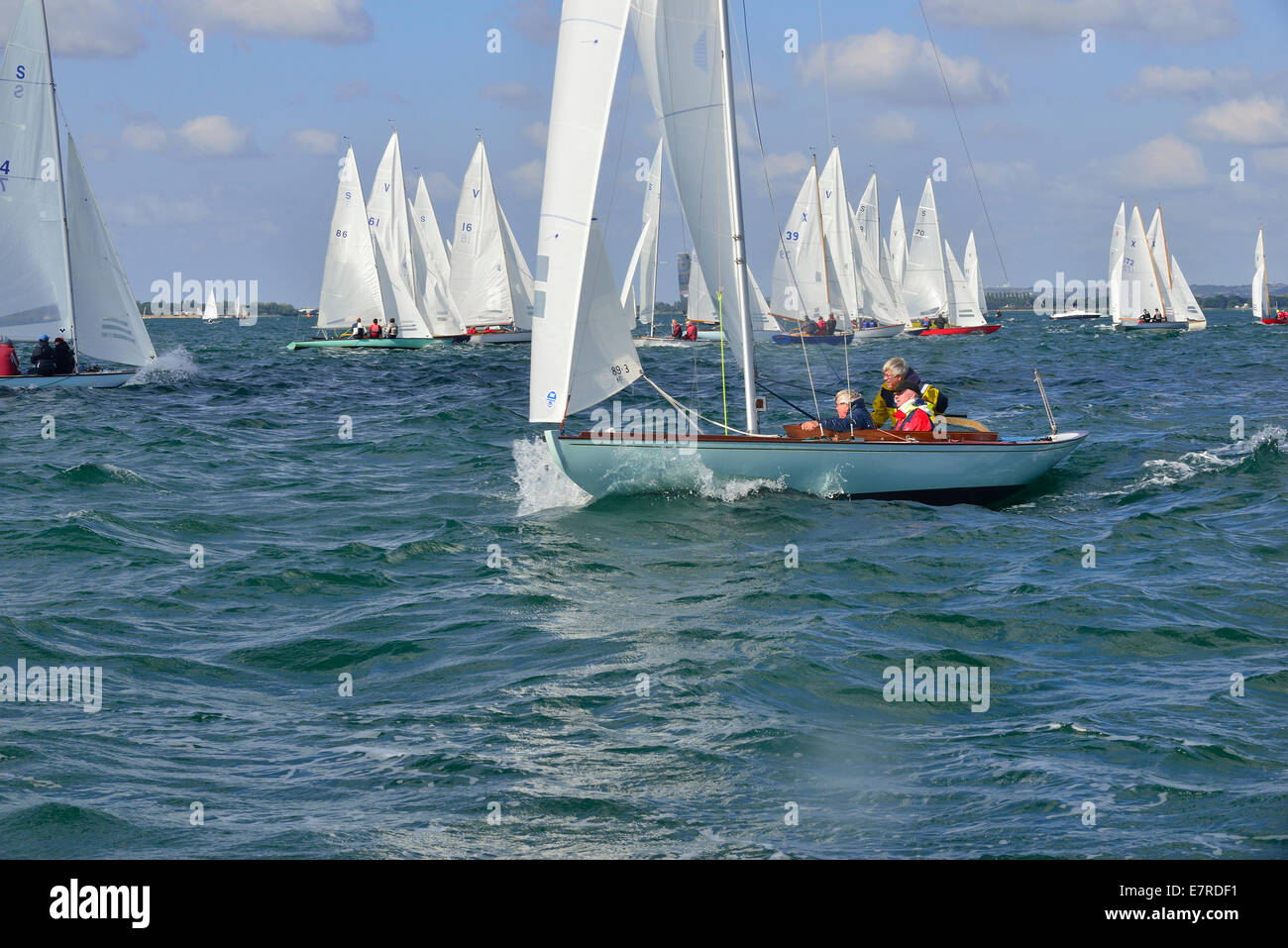 Sunbeam keel clase de barco de carreras hacia la boya de viento en la carrera de flota mixta durante Barts Bash en Chichester Harbor, Nr. Chichester, West Sussex, Inglaterra Foto de stock