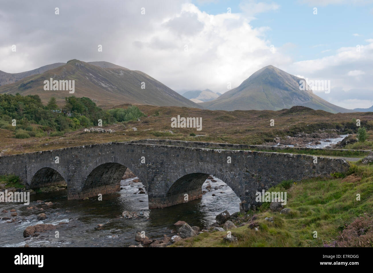 El Puente Sligachan Cuillins detrás en la Isla de Skye. Foto de stock