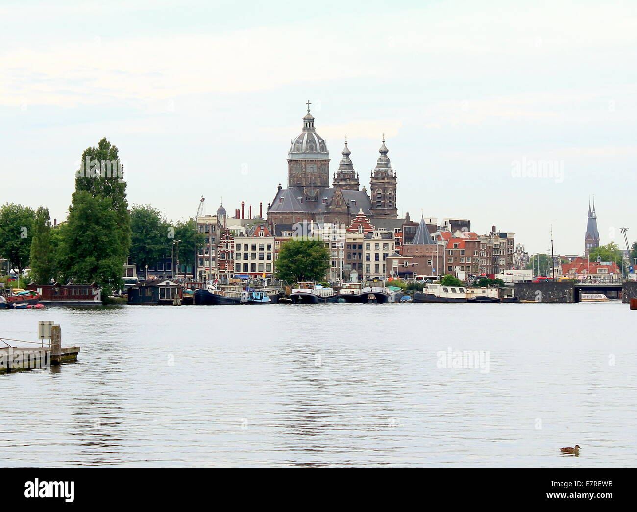 Horizonte histórico de Ámsterdam con 19 Basílica de San Nicolás, la gran iglesia católica en Amsterdam, visto desde Oosterdok Foto de stock