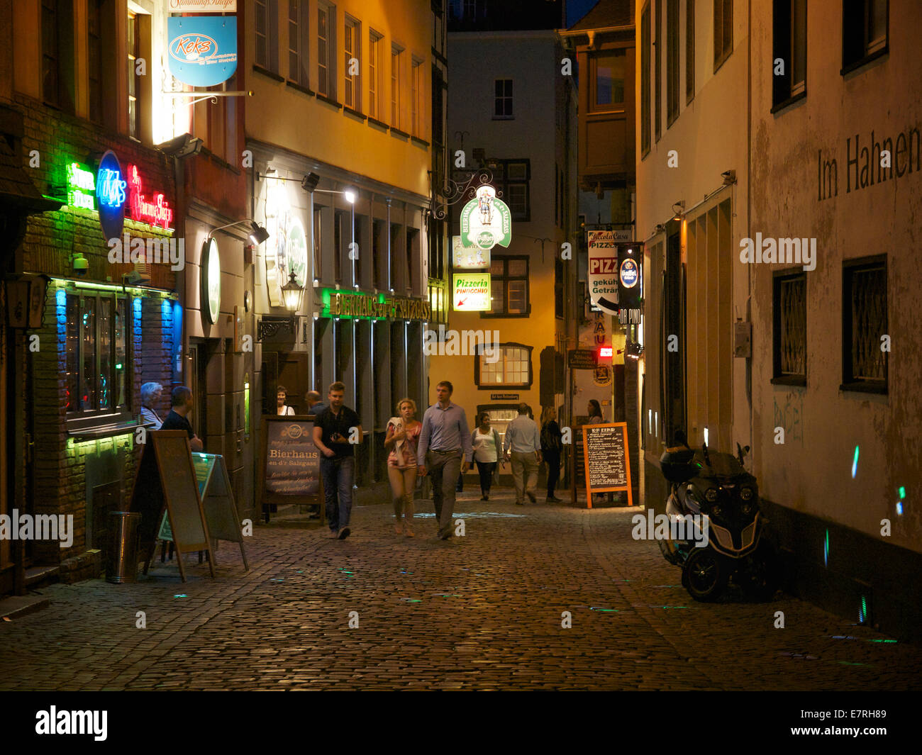 Centro histórico de la ciudad de calles estrechas por la noche con la gente, Colonia, NRW, Alemania Foto de stock