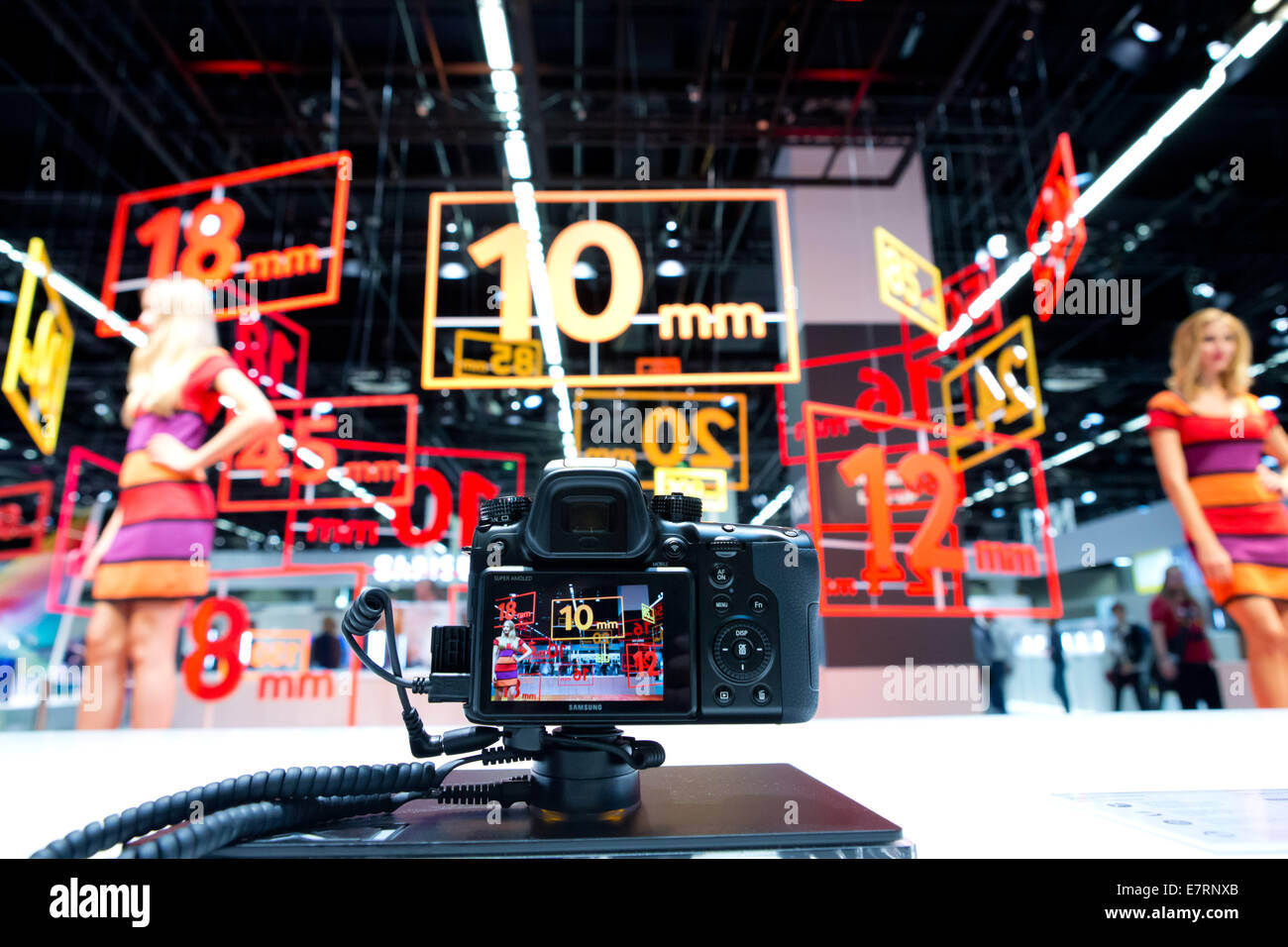 Cuidadosamente diseñado Samsung stand en la feria Photokina en Colonia en septiembre de 2014. Foto de stock