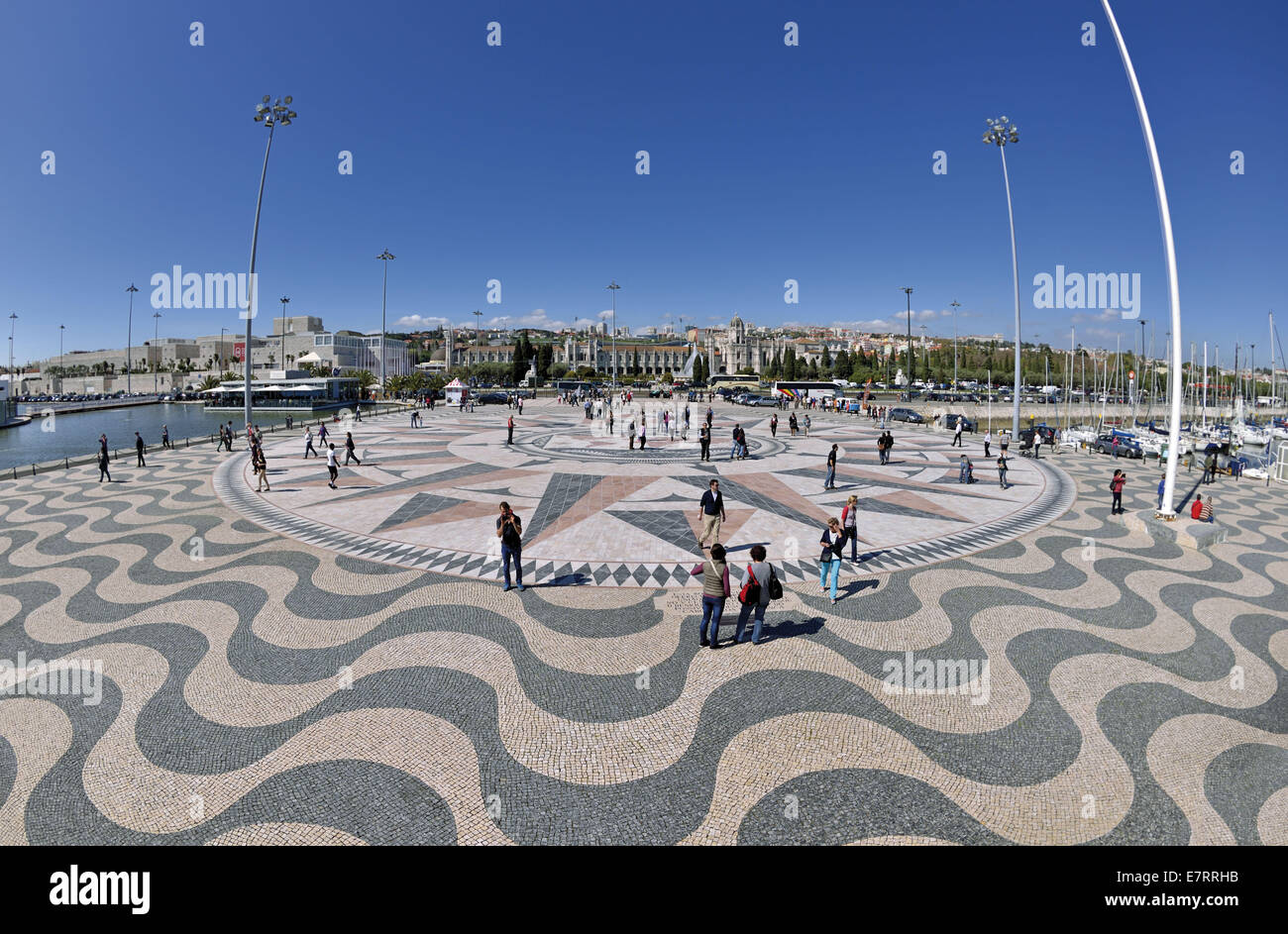 Portugal, Lisboa, Belem, windrose, marque rose, Compass Rose, la gente, los turistas, la memoria, los descubrimientos, el Príncipe Enrique el Navegante, sun, soleado, la luz brillante, descubrir Lisboa, monumental, historia portuguesa, presente de Sudáfrica, viajes, turismo, portugues Foto de stock