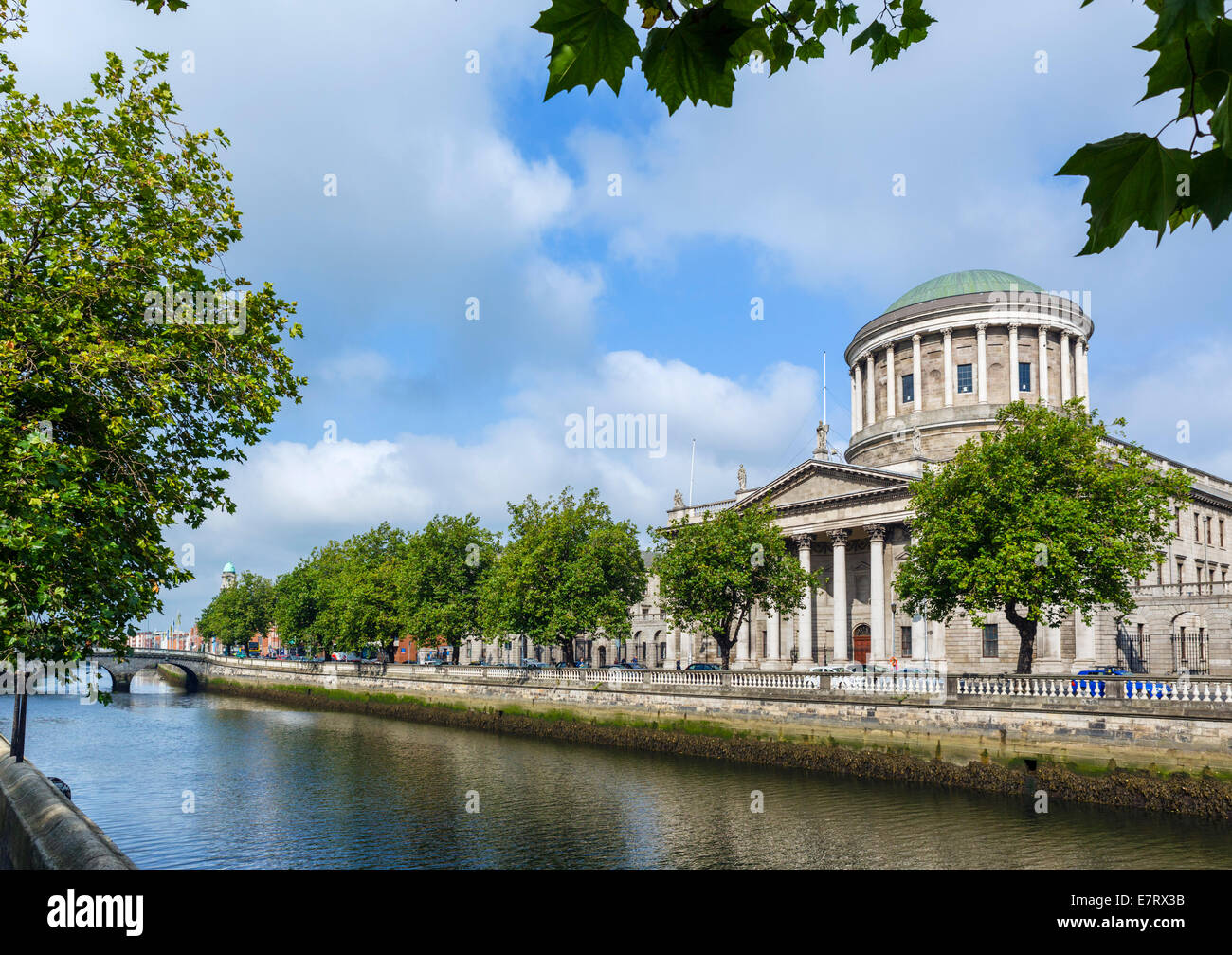 Los cuatro tribunales en Posadas Quay vistos por el río Liffey, la ciudad de Dublín, República de Irlanda Foto de stock